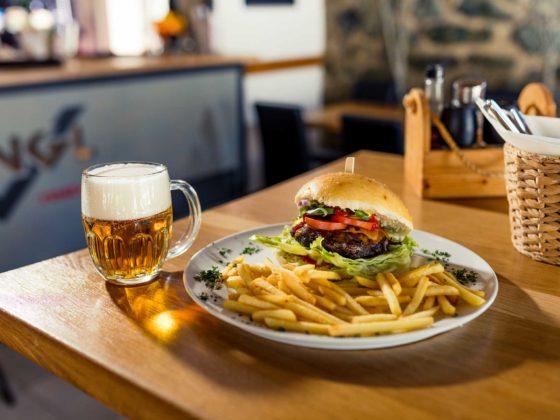 Foto pivo a Burger s hranolky - Vingl restaurant