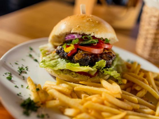 Foto pivo a Burger s hranolky - Vingl restaurant