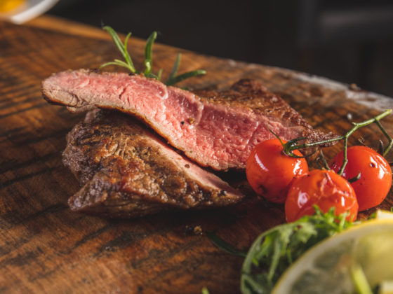 Foto hovězí na dřevěné desce - Vingl restaurant